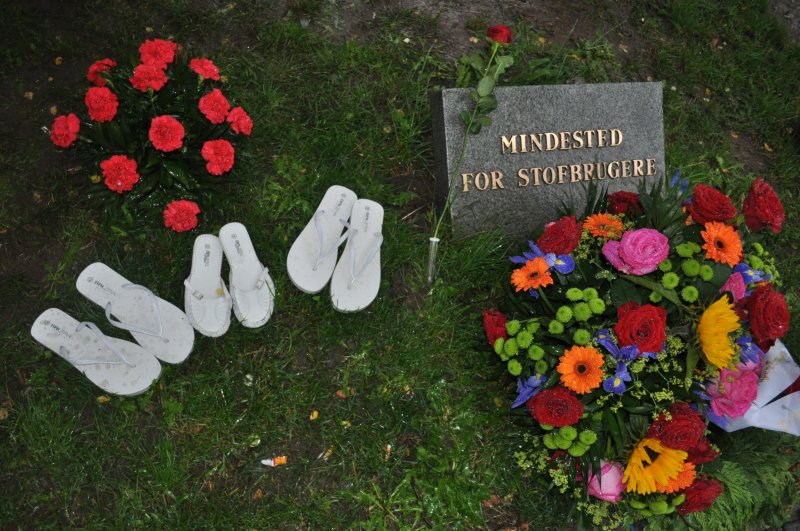 memorial-stone-with-flowers